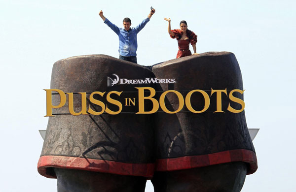 Banderas and Hayek pose for the film 'Puss In Boots'