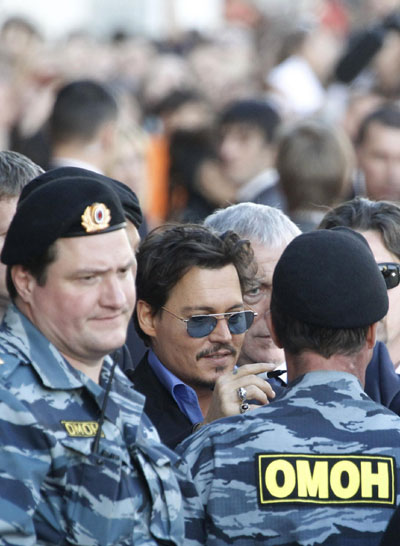 Depp and Cruz at premiere of 'Pirates of the Caribbean: On Stranger Tides' in Moscow