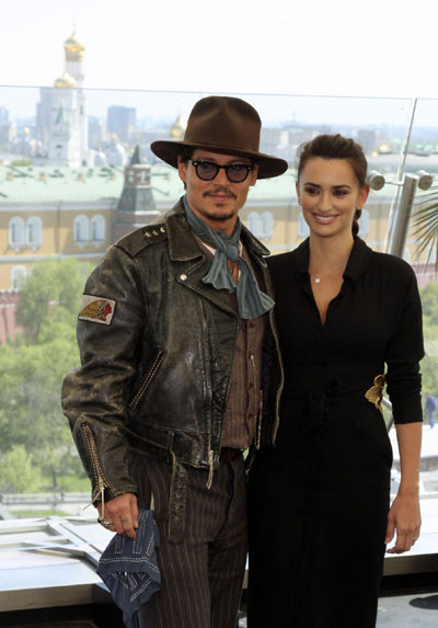 Depp and Cruz at premiere of 'Pirates of the Caribbean: On Stranger Tides' in Moscow