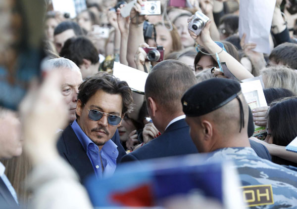 Depp and Cruz at premiere of 'Pirates of the Caribbean: On Stranger Tides' in Moscow