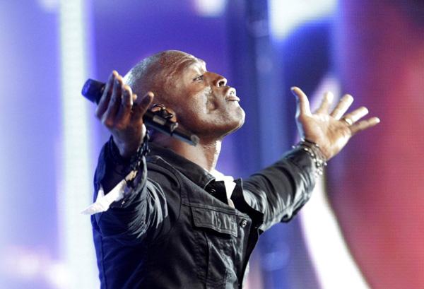 Seal sings at 'New Wave'