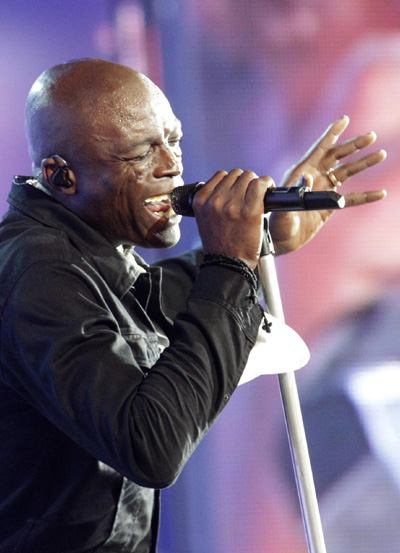 Seal sings at 'New Wave'