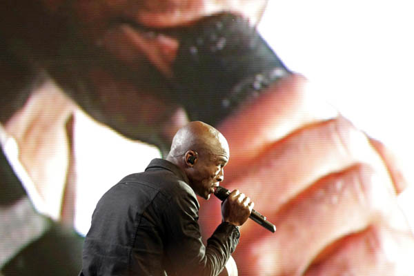 Seal sings at 'New Wave'