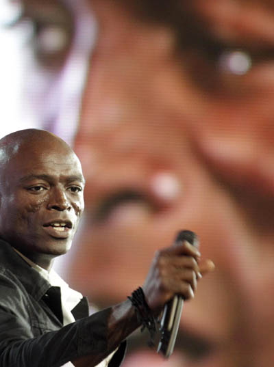 Seal sings at 'New Wave'