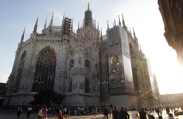 Burberry advertises on Duomo