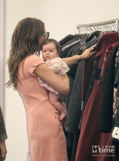 Victoria Beckham shops with baby girl
