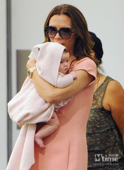 Victoria Beckham shops with baby girl