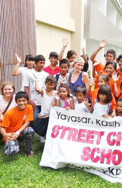 Paris Hilton visits orphans in Bali