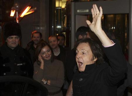 Paul McCartney blows 'Kiss' to Hollywood