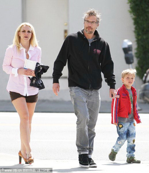 Star Tracks in March:Gwen Stefani takes her boys out