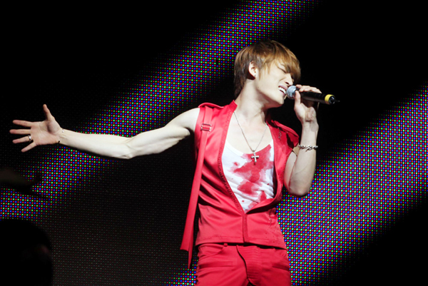 JYJ entertains Lima