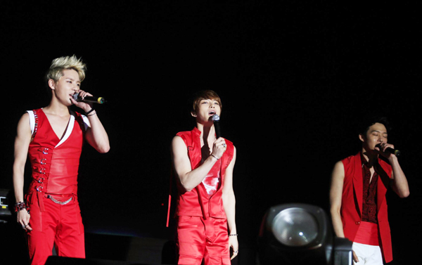 JYJ entertains Lima