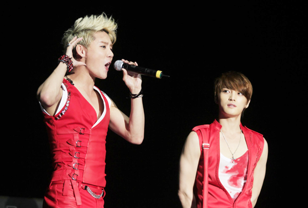 JYJ entertains Lima