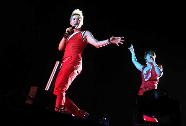 JYJ entertains Lima