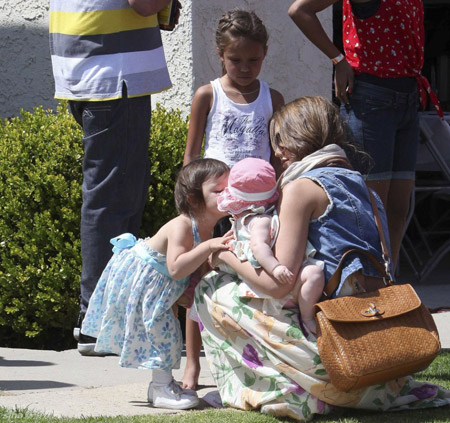 Jessica Alba takes daughter out to play