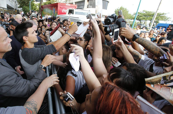 Taylor Lautner promotes 'Twilight Saga'