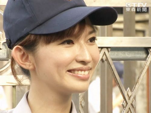 Chi-ling look-alike policewoman in Taipei