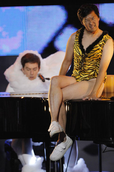 Ed Helms and Ken Jeong perform at 2010 MTV Movie Awards