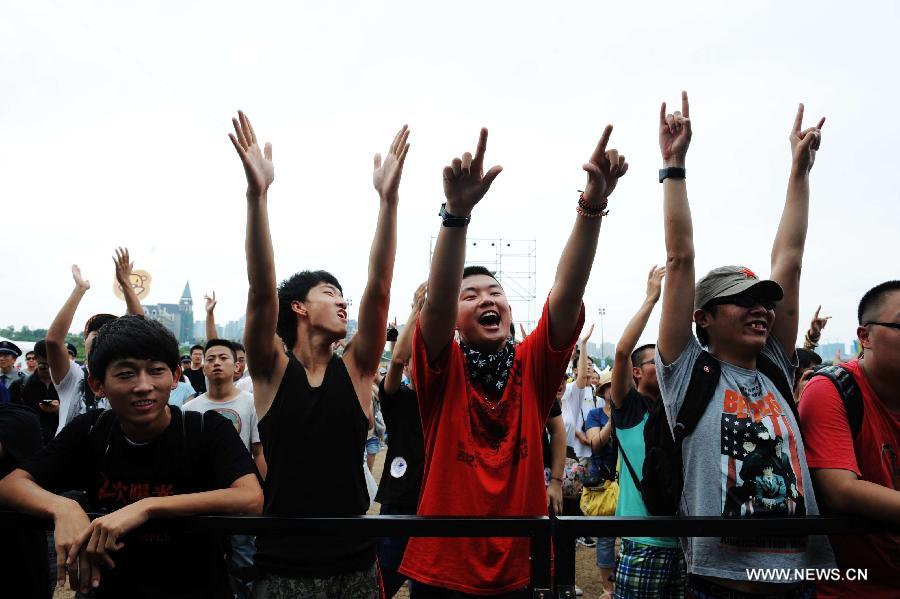 Music festival rocks fans in Qingdao