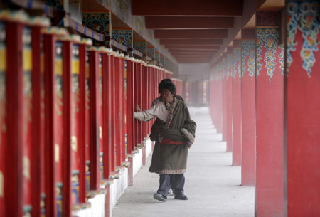 Buddhist lecture at Longwu monastery