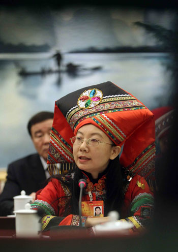 Diversified ethnic costumes of NPC deputies