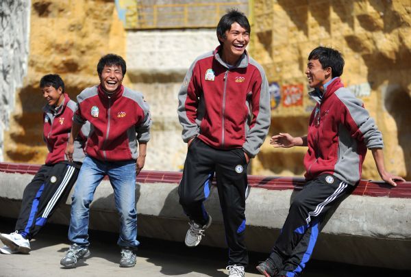 Young Tibetans trained to be mountaineering guide