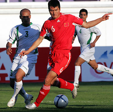 China's Shao Jiayi (R) and Iraq's Bassim Gatee fight for the ball during their AFC Asian Cup 2007 qualifier soccer match at Khalifa Bin Zayed Stadium in Al Ain, United Arab Emirates March 1, 2006. [Reuters]