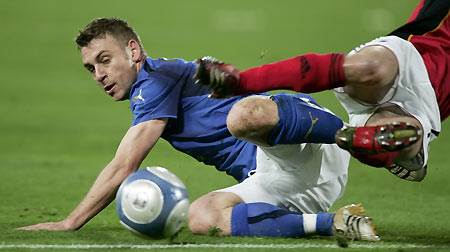Italy's Daniele De Rossi (L) is challenged by Germany's Philipp Lahm during their international friendly soccer match at the A. Franchi stadium in Florence March 1, 2006. [Reuters]