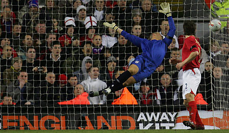 Uruguay's Omar Pouso (not picturede) scores past England's Paul Robinson (L) as Gary Neville (R) watches during their international friendly soccer match at Anfield in Liverpool, northern England March 1, 2006. [Reuters]