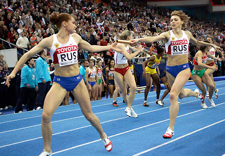 Levina Tatyana (R) of Russia passes the baton to compatriot Nazarova Natalya during the 4x400 Metres relay final at the World Indoor Athletics Championships in Moscow March 12, 2006. The Russian team won the final in three minutes 24.91 seconds. [Reuters]