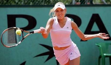 Russia's Elena Vesnina returns a shot to China's Shuai Peng at the French Open tennis tournament in Paris' Roland Garros stadium, May 29, 2006. [Reuters]