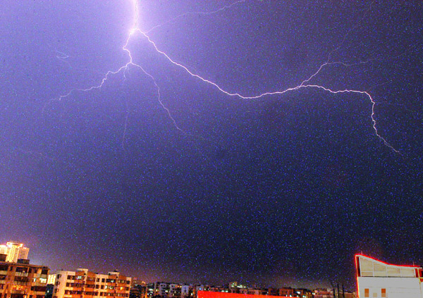 Lightning strikes in Foshan, South China's Guangdong Province October 2 2005. 