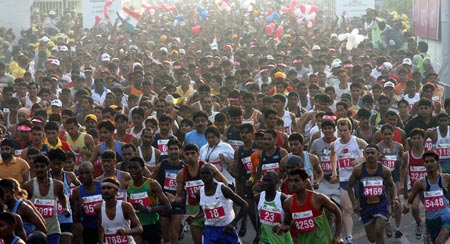 Competitors run during the 'Delhi Half Marathon 2006' in New Delhi October 15, 2006. The Delhi Half Marathon is the world's richest half marathon with the men's winner taking home $20,000, the second placed runner $13,000 and the third placed runner $9,000.