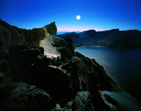 Tianchi (Lake of Heaven) in Jilin Province [Niu Bendong]