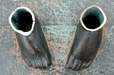 A view of the feet of a statue at Chengdong Park in Hangzhou, East China's Zhejiang Province, February 27, 2006. The statue, 1.5 meters high, was stolen, with only the feet remaining. [Mei Liping/Metro Express]