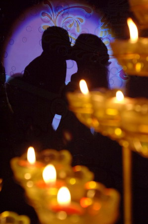  A couple kiss during a wedding ceremony in Jinan, East China's Shandong Province, May 1, 2006. [Liu Jun/Qilu Evening News]