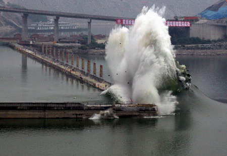 A general view of explosions to tear down the Three Gorges cofferdam, built to enable construction of the main dam, in Yichang, Central China's Hupei Province, June 6, 2006. [Qiu Yan/Wuhan Evening News]