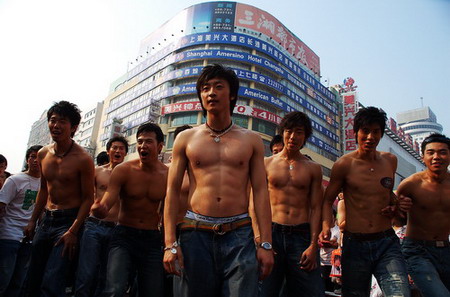 Participants of a reality show called 'Men's Ceremony' walk on a street to promote anti-smoking awareness in Changsha, Central China's Hunan Province, October 14, 2006. [Chen Zheng/Xiaoxiang Morning News]