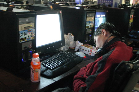 A senior university student sits in front of a computer at an Internet bar in Xi'an, North China's Shaanxi Province, September 9, 2006. The student stayed in the Internet bar for 28 consecutive days. [Lu Jing/Huashang News]