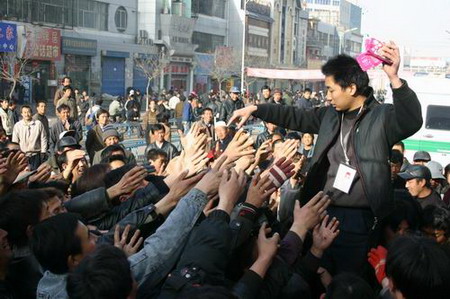 Migrant workers ask for free condoms during a family planning awareness activity in Yinchuan, Northwest China's Ningxia Hui Autonomous Region, March 2, 2006. [Wang Haiying/Ningxia Daily]