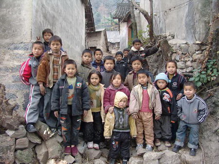 Eighteen children pose for a picture at a village in Ziyun Miao and Buyi Autonomous County in Southwest China's Guizhou Province, January 22, 2006. Among them, twelve children's parents left the village to work in big cities in coastal areas. [Zhao Hui/Guizhou Metropolis Daily]