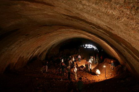 Chinese workers work at a tunnel in Changsha, Central China's Hunan Province, May 29, 2006. [Fan Yuanzhi/Sanxiang City Express]