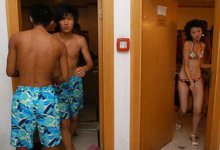 Attendants prepare for a show during the 2006 New Silk Road Model Contest in Changsha, Central China's Hunan Province. [Chen Xiaoqiong/Sanxiang City Express]