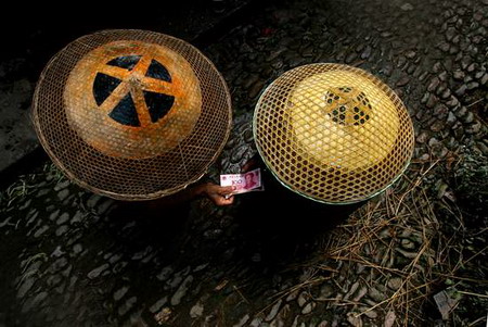 Two farmers make a deal in Dao County, Central China's Hunan Province, May 28, 2006. [Yang Shuhuai/Sanxiang City Express] 