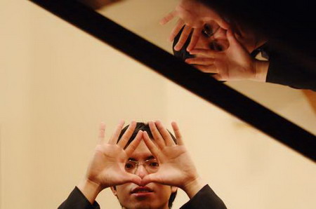 Pianist Zou Xiang gestures during a concert in Changsha, Central China's Hunan Province, June 10, 2006. [Liu Zhe/Sanxiang City Express]