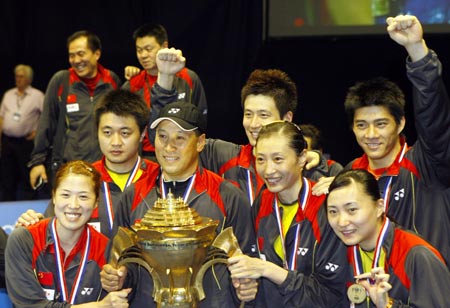 Li Yongbo [2nd L], head coach of the Chinese badminton team, holds the winner's trophy after the final of the Sudirman Cup World Team Badminton Championships in Glasgow, Scotland June 17, 2007. [Reuters]