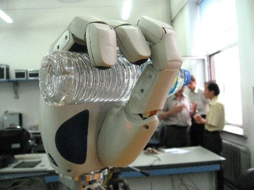 Four-finger robot hand developed in Harbin 