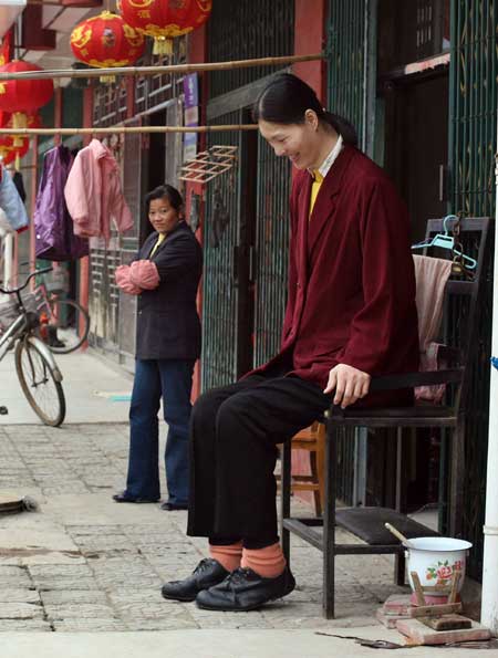 German flies giant shoes to world's tallest woman