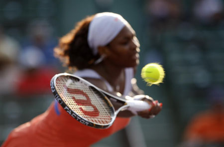 Serena struggles through, Dementieva out