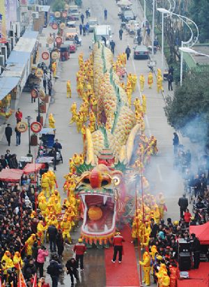 Dragon dance greets New Year in E China